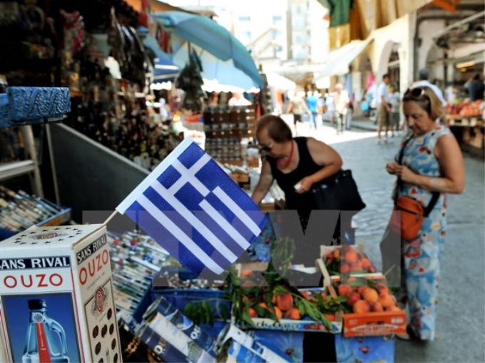 Người dân Hy lạp mua sắm tại một cửa hàng ở thành phố Thessaloniki ngày 20/7. (Nguồn: AFP/TTXVN)